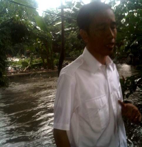 Jokowi Kucurkan Rp 25 Juta Perbaiki Tanggul Jebol di Kampung Makasar