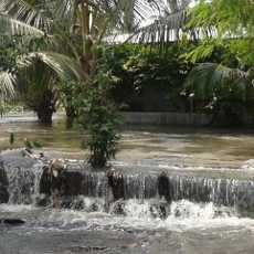 Kebanjiran, Warga Kampung Makasar Diguyur Rezeki