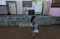 Barang-barang elektronik dinaikan warga ketempat yang lebih tinggi.