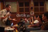 Eris Rustandi, Guru SMAN 3 Sukabumi memaparkan program mengajarnya saat mengikuti lomba Guru Mengajar PesonaEdu