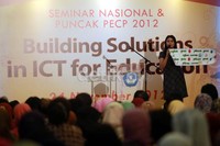 Martha B Henrick, Guru SDK Cita Hati Surabaya memaparkan program mengajarnya saat mengikuti lomba Guru Mengajar PesonaEdu.