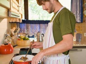 Nonton Kompetisi Masak di TV Bikin Pria Jadi Hobi Masak