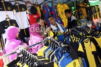 Menurut sang penjual, atribut dan aksesoris yang laku dijual yakni dari kedua negara tersebut Indonesia dan Malaysia.