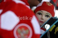 Meskipun tahun lalu Indonesia menjadi lawan terberat Malaysia, para pedagang itu justru menjual atribut tersebut bersebelahan.