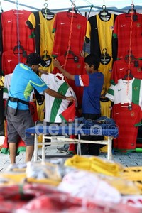 Tak sedikit dari mereka yang menjual atribut negara Indonesia Skuad Garuda.