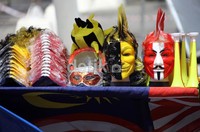 Harga yang ditawarkan pun cukup beragam, kaos tim dibanderol mulai dari RM 39, Topi RM 15 dan Terompet RM 5.