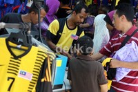 Tak hanya untuk para penggemar bola, Ibu-ibu dan Bapak-bapak juga ada yang melihat dan belanja untuk dirinya sendiri dan untuk anaknya.