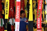 Seorang remaja putri cantik asal Malaysia pun membeli sebuah syal untuk mendukung tim kebanggannya Harimau Malaya.