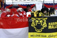 Atribut dan Aksesoris yang dijual ada yang sengaja di display berdampingan Malaysia dan Indonesia.