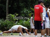 H-1 menjelang pertandingan, sang pelatih tak terlalu memikirkan skill dan teknik bermain, melainkan ia menggeber para pemainnya dengan latihan fisik.