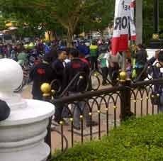 Tunggu Pengumuman UMK 2013, Ratusan Buruh Datangi Kantor Gubernur