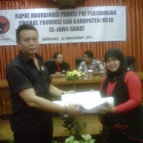 Atribut Kampanye Paten Diserahkan ke Pengurus PDIP se-Jabar