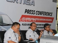 Manajemen PT Suzuki Indomobil Sales memberikan keterangan pers di Taman Mini Indonesia Indah. Mereka menyatakan permohonan maaf jika konvoi membuat Jakarta macet. Dadan Kuswaraharja/Detik Oto