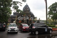 Beberapa mobil Ertiga tengah diparkir di Taman Mini Indonesia Indah. Acara Pesta Ertiga di Jakarta menurut museum rekor MURI, memecahkan rekor dunia, dengan konvoi 2.379 kendaraan untuk kendaraan sejenis dalam kondisi hujan. Dadan Kuswaraharja/Detik Oto