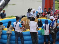 Hiburan buat anak-anak. Bermain ala koboi. Dadan Kuswaraharja/Detik Oto