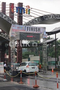 Dua mobil Ertiga masuk finis di TMII. Jumlah unit yang masuk finis tercatat otomatis. Dadan Kuswaraharja/Detik Oto