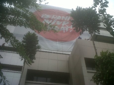 Spanduk Raksasa Berani Jujur Hebat Dipasang di Gedung KPK