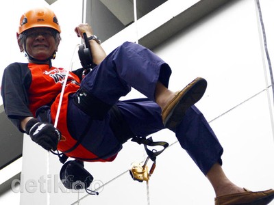 Erry Riyana Ikut Bergelantungan untuk Spanduk KPK