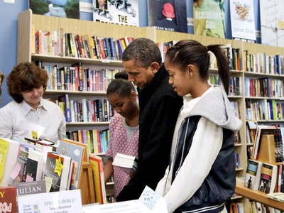 Akhir Pekan, Obama Ajak Anaknya ke Toko Buku