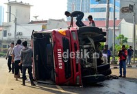 Menurut kepolisian, penyebab truk terguling karen sopir menghindari pejalan kaki kemudian  membanting stir.