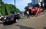 Truk Molen Adhimix Terguling di Tugu Tani