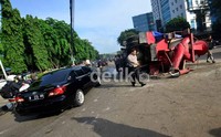 Muatan semen sempat sempat meluber sebagian ke jalan, beruntung sopir truk dapat mencegah semen tidak seluruhnya tumpah di jalanan.