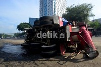 Truk akhirnya bisa dievakuasi oleh alat berat setelah beberapa jam berikutnya.