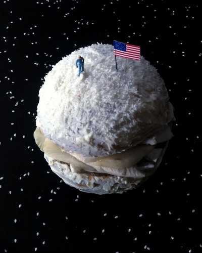 Nyam..nyam Lezatnya Burger Vampir dan Neil Amstrong!