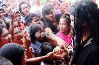 Wargapun menyemut menyalami Limbad.  Gus Mun/detikhot
