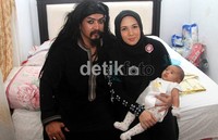 Limbad dan Bernazir tampak sangat bahagia menggendong buah hati mereka. Gus Mun/detikhot