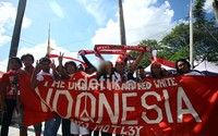 Dengan mengunakan kostum kebesaran timnas mereka siap mendukung tim garuda di stadion Bukit Jalil.