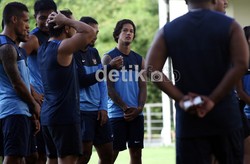 Irfan Bachdim dan rekan-rekannya tampak serius menyimak instruksi pelatih dalam sesi latihan tersebut, yang berlangsung hampir satu jam setelah mereka sarapan.