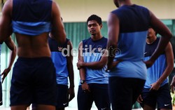 Penyerang kawakan Bambang Pamungkas diperkirakan bakal jadi starter di lini depan, berduet dengan Irfan Bachdim, dalam laga melawan Laos nanti sore.