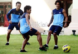 Irfan Bachdim (kanan) dan M. Taufiq sedang berebut bola dalam latihan ringan di hotel, menjelang pertandingan Indonesia melawan Laos, yang akan kickoff hari ini pukul 18.00 waktu setempat di Stadion Bukit Jalil, Kuala Lumpur.
