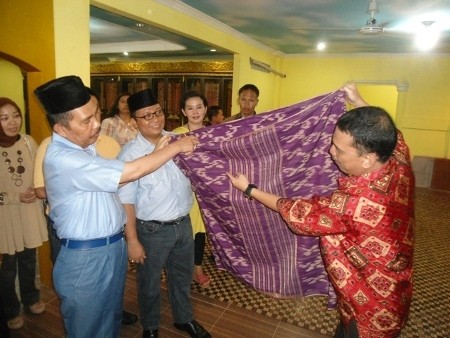 Mencegah Klaim Asing dengan Mengoleksi Kain Songket Tua