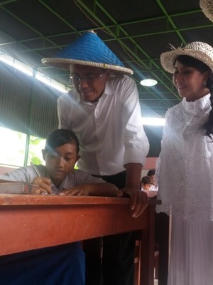 Kunjungi Sekolah Darurat Kartini, Dahlan Iskan Diserbu Murid SD