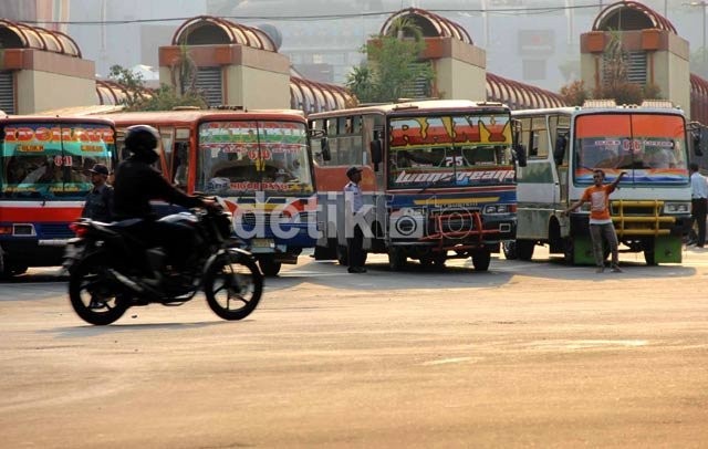 Jokowi Pantang Mundur Jelaskan Peremajaan Bus di DPRD