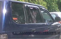 Mobil dengan gorden batik untuk menutupi cahaya matahari. (Foto: Dadan K)