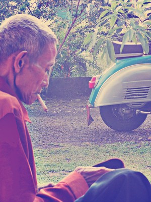 Bapak dan skuter anaknya