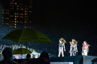 f(x) tampil hujan-hujanan di atas panggung di lagu Electric Shock. (dok. RITS)