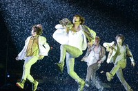 Dibalut busana motif leopard, SHINee menyanyikan lagu Sherlock. (dok. RITS)