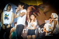 Taeyeon membawa payung di lagu terakhir SM Town Singapura. (dok. RITS)