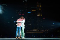 Sama seperti di SM Town Jakarta, Changmin TVXQ dan Kyuhyun Super Junior memeluk seorang penonton di atas panggung saat lagu Just The Way You Are. (dok. RITS)
