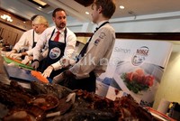 Pangeran Haakon memperlihatkan secara langsung bahwa salmon Norwegia sangat ideal untuk sajian sushi dan sashimi Asia.
