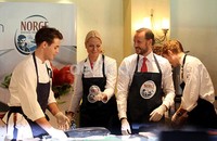 Selama setengah jam lebih, pangeran Haakon dan putri Mette-Marit membuat salmon segar dengan didampingi para koki dari tim Salmon Norwegia.