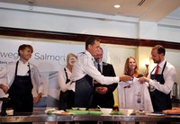 Pangeran Haakon (kanan) mendapatkan seragam koki dari Norwegian Seafood Council Regional Director in South East Asia, Christian Chramer.