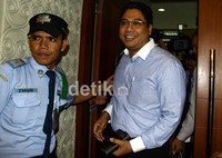 Mantan Dirut Merpati Sardjono Jhony Tjitrokusumo saat tiba di DPR untuk memenuhi panggilan Badan Kehormatan (BK) DPR.