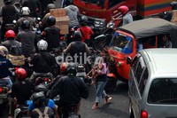 Setiap harinya ia bertugas sambil mengendong anaknya.