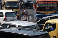 Ia tampak lincah dalam mengatur lalu lintas.