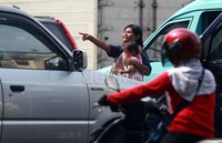 Tak jarang putrinya menyusu saat ia tengah bertugas.